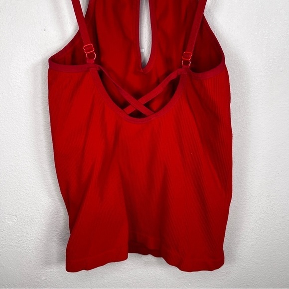 SUZETTE RED RIBBED STRETCH CROP TOP SLEEVELESS FITTED KEYHOLE NECKLINE - Picture 5 of 8